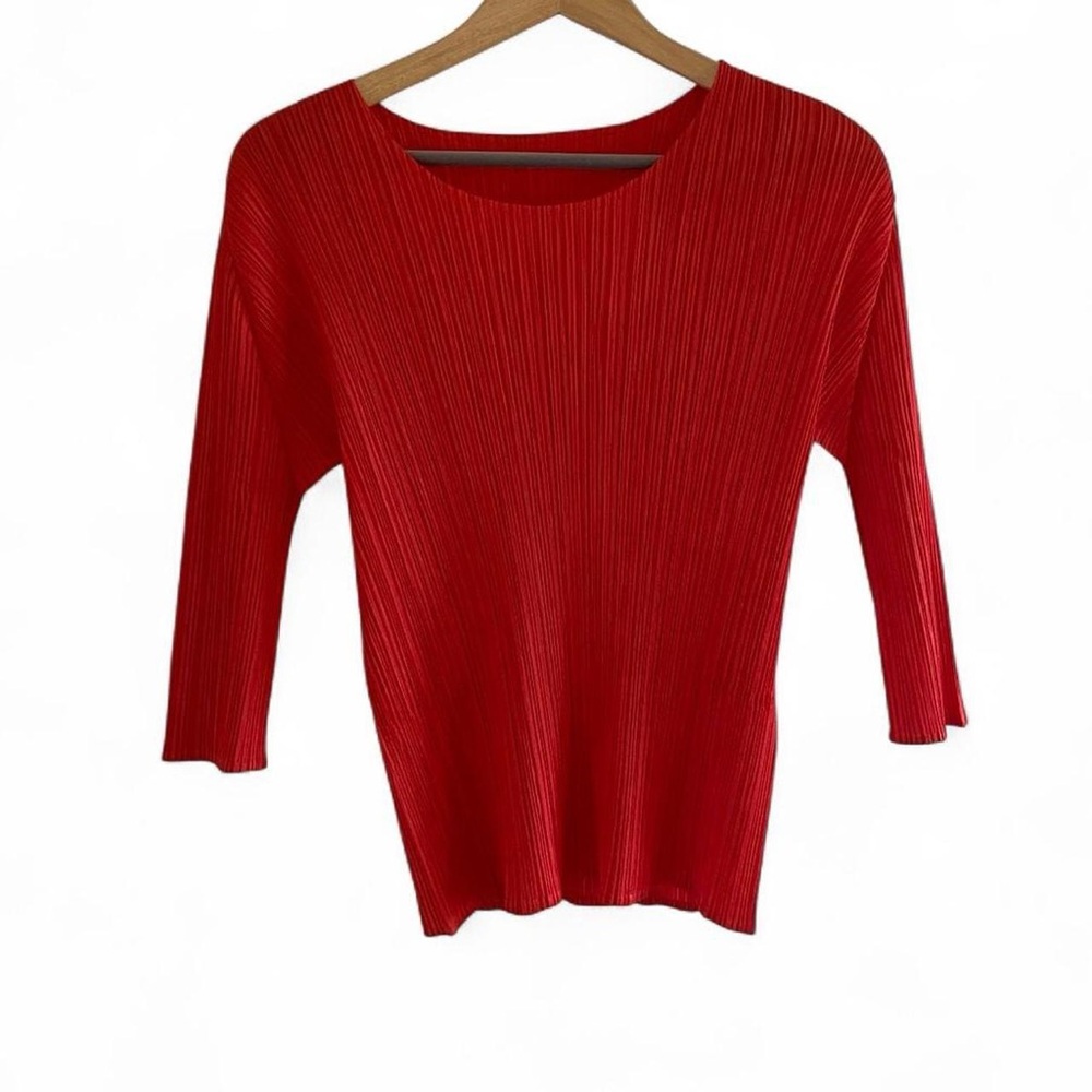 Red Issey Miyake Pleats Please top size 3
#IsseyMiyake